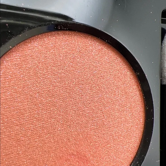 CHANEL Ombre Essentielle Satin Eyeshadow -Coral Pink (822 Rose In Hand) Sold Out - Picture 4 of 17